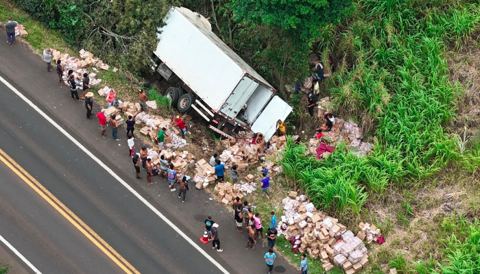 Nova Laranjeiras - Carga de congelados é saqueada após caminhão tombar na BR-277