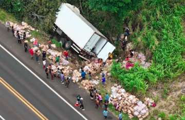 Nova Laranjeiras - Carga de congelados é saqueada após caminhão tombar na BR-277