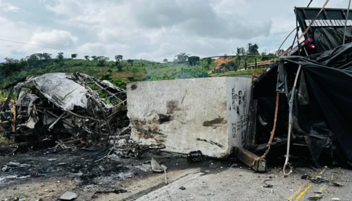 Acidente com ônibus, carreta e carro em Minas Gerais deixa 38 mortos