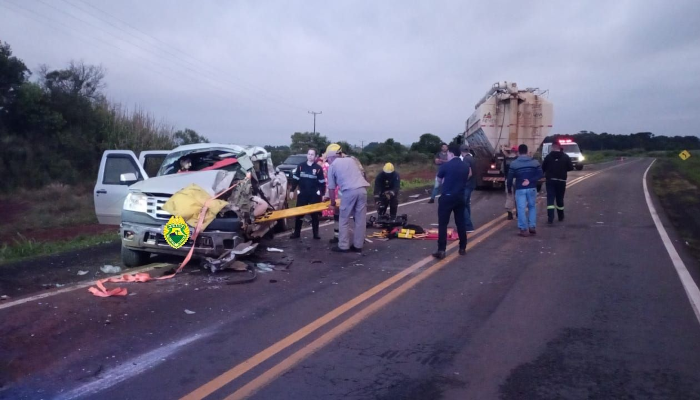 Pinhão - Grave acidente na PR-170 envolve caminhonete e caminhão