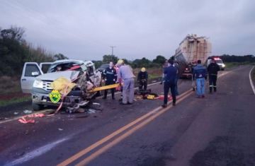 Pinhão - Grave acidente na PR-170 envolve caminhonete e caminhão