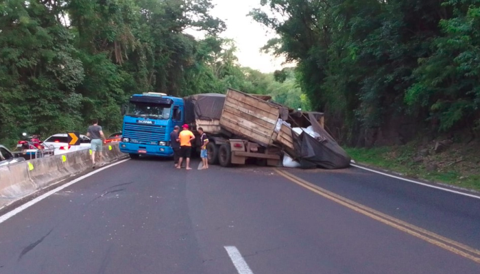 Nova Laranjeiras - Acidente com carreta é registrado na BR-277