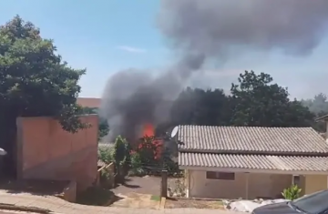 Rio Bonito do Iguaçu - Incêndio destrói casa de madeira