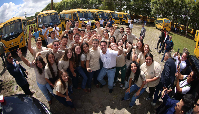  Em parceria com deputados, Governo começa entrega de 209 novos ônibus para a educação