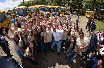  Em parceria com deputados, Governo começa entrega de 209 novos ônibus para a educação