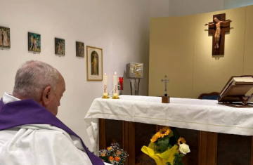 Papa Francisco é visto em hospital pela 1ª vez em imagem divulgada pelo Vaticano