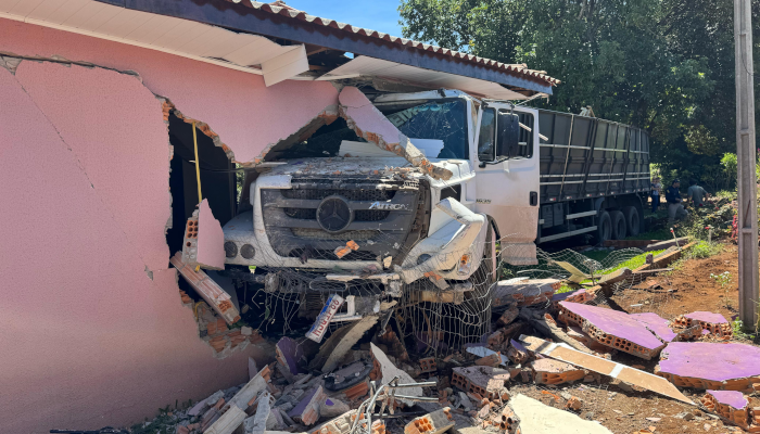 Guaraniaçu - Carreta invade casa às margens da BR-277