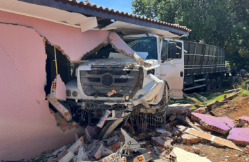 Guaraniaçu - Carreta invade casa às margens da BR-277