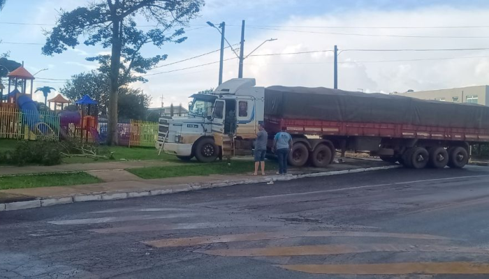 Pinhão - Carreta Desgovernada Invade Praça