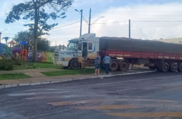 Pinhão - Carreta Desgovernada Invade Praça