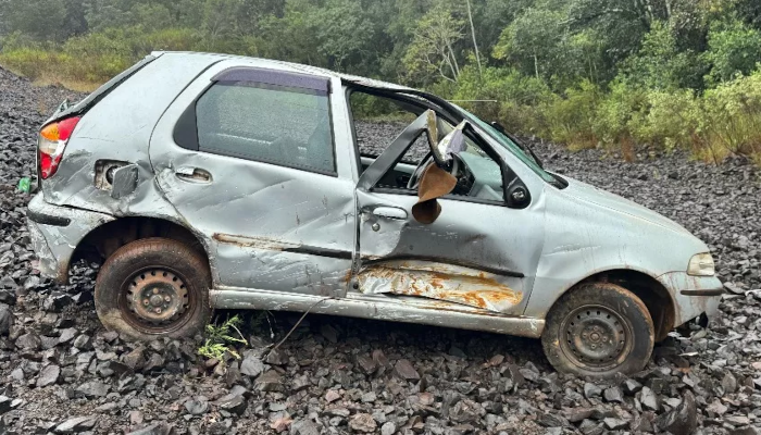Laranjeiras do Sul - Pista Molhada Causa Capotamento