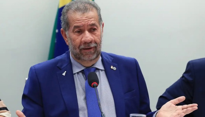 Após fraude no INSS, Lupi pede demissão do Ministério da Previdência