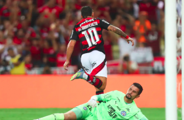 Flamengo vence com gol de Arrascaeta e lidera o Brasileiro