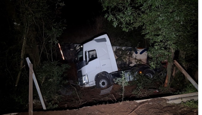 Imagem - Catve Cantagalo - Carreta-tanque carregado com gás tomba e BR-277 é interditada