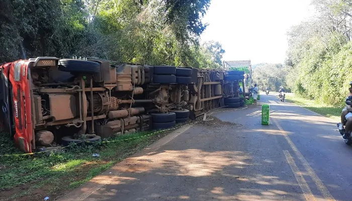 Quedas do Iguaçu - Caminhão Tomba na PR-473