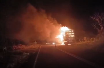 Palmital - Incêndio Consome Caminhão Carregado de Madeira em Rodovia