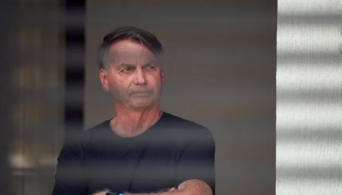 Moraes determina vistoria de carros e policiamento na casa de Bolsonaro
