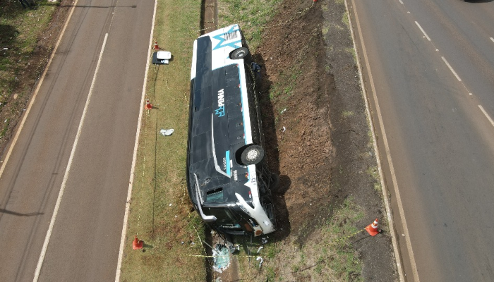 Homem morre após ônibus com 35 passageiros tombar na BR-277