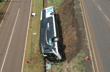 Homem morre após ônibus com 35 passageiros tombar na BR-277
