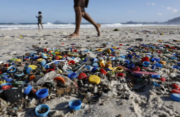 Micro e nanoplásticos contaminam água, ar e alimentos