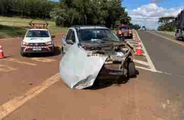 Ibema - Colisão entre carro e caminhão é registrada no trevo de acesso ao município