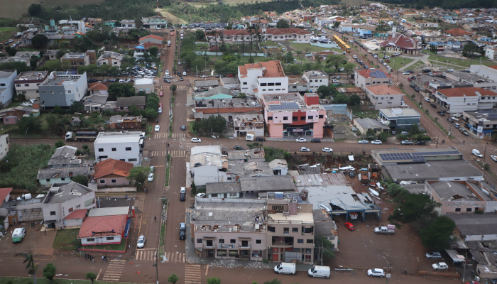 Estado propõe lei com auxílio de R$ 50 mil por família para agilizar ajuda a cidades atingidas por tornado