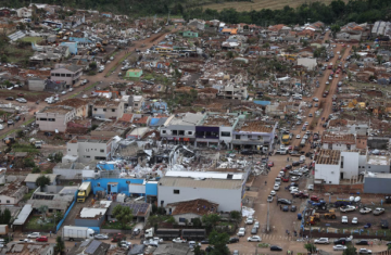 Vento de até 250 km/h, seis mortos e mais de 700 imóveis destruídos