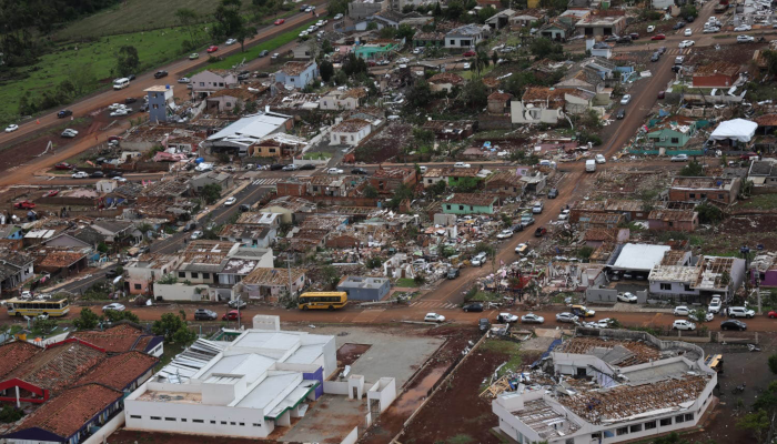 Cidade devastada por tornado tem 2 mil sem luz; 32 seguem internados