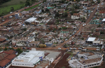 Cidade devastada por tornado tem 2 mil sem luz; 32 seguem internados