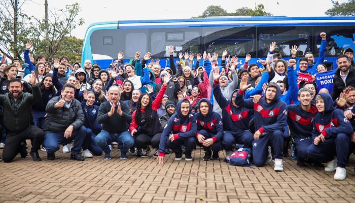 Gugu Bueno entrega dois ônibus para atletas e anuncia novo ginásio no Cascavel Velho