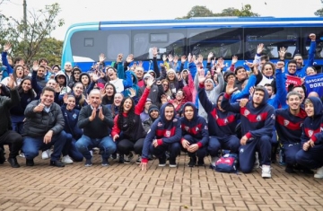 Gugu Bueno entrega dois ônibus para atletas e anuncia novo ginásio no Cascavel Velho