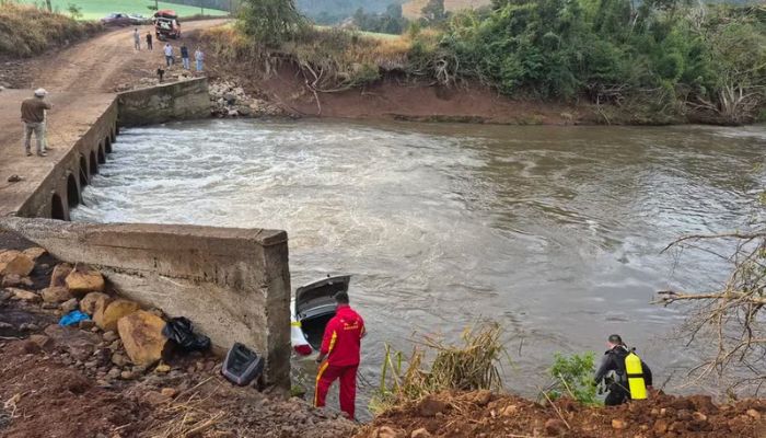 Foto: Samilli Penteado/RPC Rio Bonito do Iguaçu - Carro de família cai de ponte e criança de 4 anos desaparece em rio