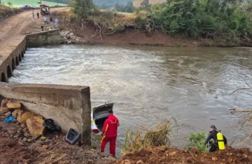 Rio Bonito do Iguaçu - Carro de família cai de ponte e criança de 4 anos desaparece em rio
