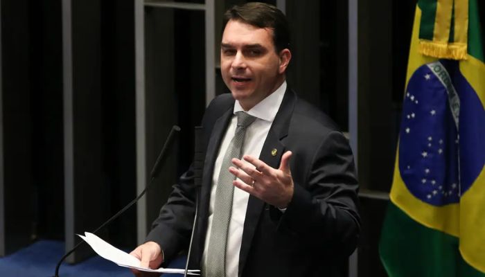 PGR pede que Flávio Bolsonaro seja ouvido por calúnia contra Lula