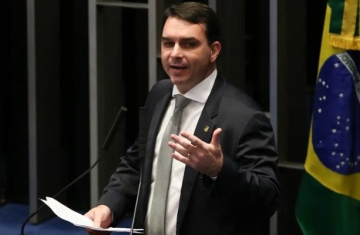 PGR pede que Flávio Bolsonaro seja ouvido por calúnia contra Lula