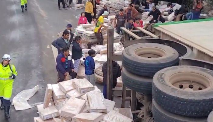 Nova Laranjeiras - Tombamento de carreta provoca saque de carga e interdita parcialmente a BR-277