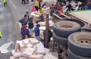 Nova Laranjeiras - Tombamento de carreta provoca saque de carga e interdita parcialmente a BR-277
