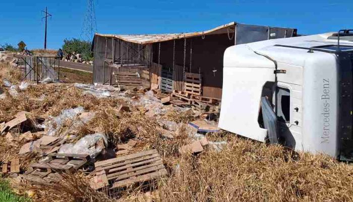 Foto: BPRv Nova Laranjeiras - Carga de caminhão tomba e é saqueada após acidente na PR-473