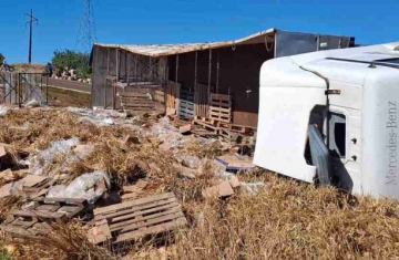 Nova Laranjeiras - Carga de caminhão tomba e é saqueada após acidente na PR-473