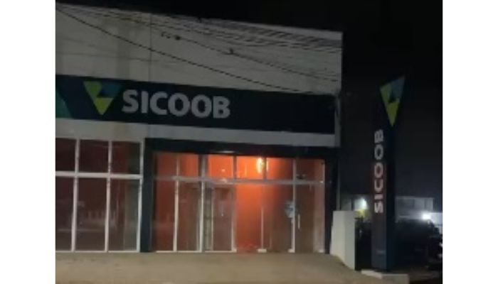Cantagalo - Agência do Sicoob é atingida por incêndio e fica parcialmente destruída