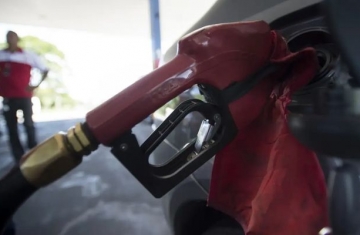 Com nova alta mundial do petróleo, governo mantém desconto na gasolina
