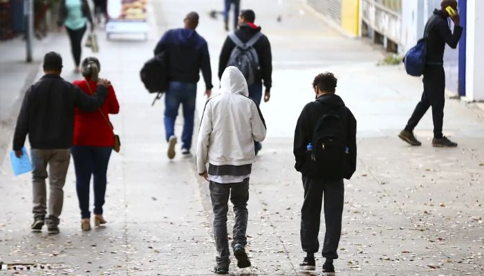 Região Sul tem previsão de frio intenso para os próximos diasA passagem de uma frente fria pela Região Sul do Brasil vai derrubar as temperaturas nos próximos dias. Algumas capitais, como Curitiba, já tiveram frio intenso nesta última madrugada, com mínima de 3ºC. A frente fria avança para a Região Sudeste, mudando o clima também em São Paulo, Rio de Janeiro e Belo Horizonte. Veja como ficam os termômetros nas capitais do Sul e do Sudeste Porto Alegre (RS) Na madrugada desta quarta-feira (8), Porto Alegre teve temperatura mínima de 5ºC. Para esta quinta-feira (9), a mínima esperada é de 6ºC, com máxima de 18ºC, de acordo com o Instituto Nacional de Meteorologia (Inmet). Na sexta-feira (10), a mínima é de 10ºC e máxima de 16ºC. O mesmo acontece no sábado (11). No domingo, a mínima será de 10ºC e máxima de 18ºC. Não há previsão de chuva para esta semana. Curitiba (PR) A capital do Paraná teve na madrugada desta quarta-feira a mínima de 3ºC, com máxima de 18ºC. Na madrugada desta quinta (9), a previsão do Inmet é de mínima de 7ºC com máxima de 22ºC. Para sexta-feira, a mínima é de 8ºC e máxima de 20ºC. No sábado (11), a mínima chega a 10ºC e a máxima será de 21ºC. Domingo (12) terá mínima de 11ºC e máxima de 18ºC. Não há previsão de chuva para todos esses dias. Florianópolis (SC) A capital de Santa Catarina teve mínima de 8ºC nesta quarta. A máxima chegou a 17ºC. A temperatura cai ainda mais nesta quinta-feira em Florianópolis, com mínima de 5ºC e máxima de 19ºC. Na sexta, a mínima sobe para 10ºC, com máxima de 20ºC. Sábado, a mínima será de 12ºC, a máxima chega a 19ºC. No domingo, a mínima será de 13ºC, com máxima de 21ºC. Não há chuva prevista para a região. São Paulo (SP) A capital paulista também terá madrugadas frias. Nesta quinta-feira, a mínima será de 11ºC e a máxima atinge 22ºC. Na sexta (10), a mínima prevista é de 13ºC e a máxima será de 25ºC. No sábado a mínima e a máxima serão iguais às de sexta. No domingo, os termômetros marcarão mínima de 15ºC e máxima de 23ºC. Não há previsão de chuva para SP. Rio de Janeiro (RJ) A frente fria também levará ar frio para as madrugadas do Rio de Janeiro. A madrugada desta quinta-feira terá mínima de 16ºC e máxima de 26ºC. Na sexta, a mínima será a mesma, mas a máxima chegará a 28ºC. Sábado (11), a temperatura mínima já sobe um pouco, chegando a 18ºC, com máxima também de 28ºC. Domingo terá mínima de 18ºC, com a máxima bem alta para o período: 30ºC. Belo Horizonte (MG) As madrugadas da capital mineira terão de quinta (9) a sábado (11) mínimas de 13ºC. No Domingo, a mínima será de 14ºC. As máximas de quinta a sábado serão de 28ºC. No domingo, a máxima é de 30ºC. Não há previsão de chuva para BH.
