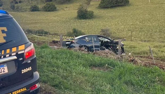Carro sai da pista, bate em árvore e mata mãe e duas filhas, de 4 e 5 anos, no Paraná