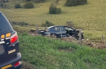 Carro sai da pista, bate em árvore e mata mãe e duas filhas, de 4 e 5 anos, no Paraná