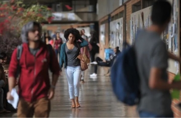 Mais de 54% dos graduandos já abandonaram curso para cuidar dos filhos