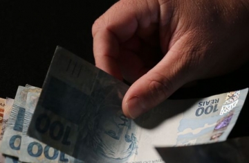 Trabalhadores nascidos em setembro e outubro recebem abono salarial
