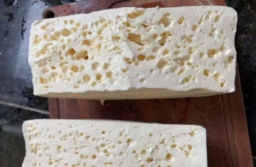 Furinho no queijo branco é bom sinal ou indica contaminação? Especialista explica