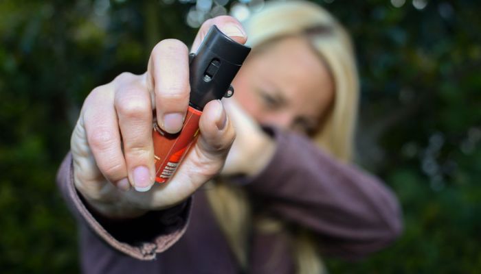 © Dan Race/ Adobe Stock Mulheres podem comprar e usar spray de pimenta para defesa pessoal