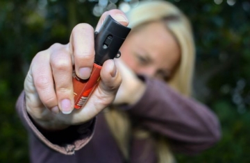 Mulheres podem comprar e usar spray de pimenta para defesa pessoal