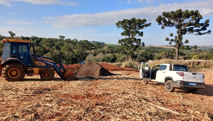 Campo Bonito - Secretaria Municipal de Agricultura realiza entrega gratuita de adubo orgânico aos pequenos produtores